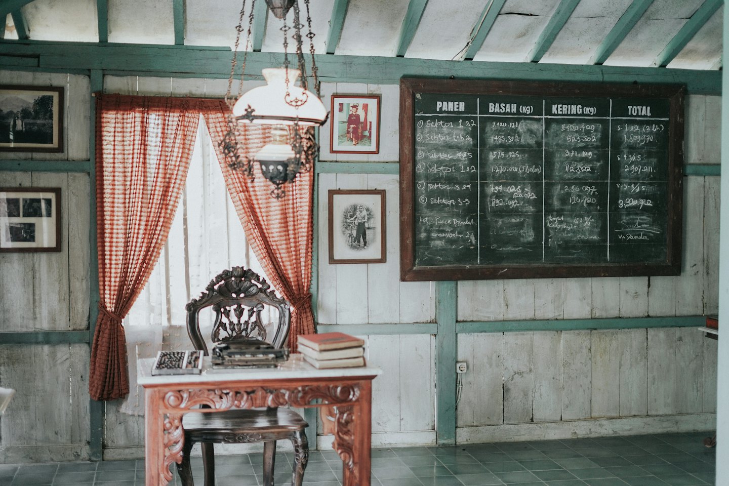 Una macchina da scrivere vintage su una scrivania di legno in uno studio rustico.
